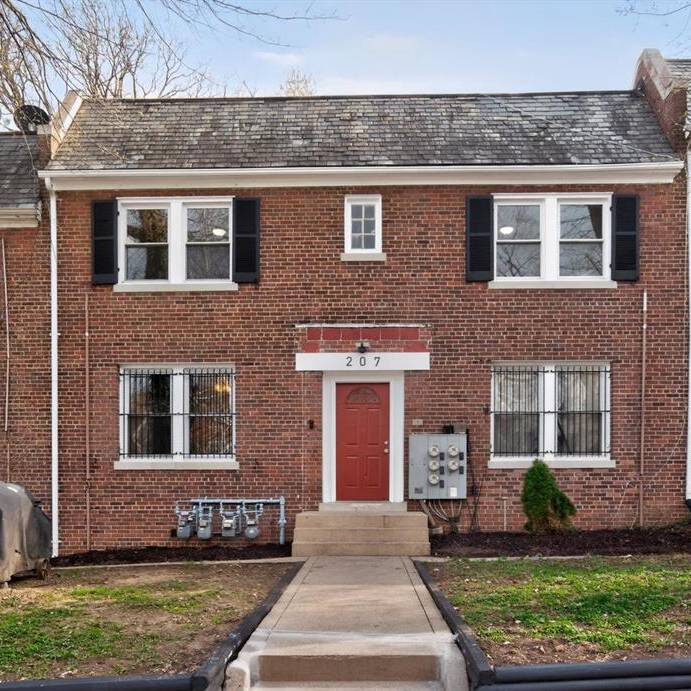 207 Adams St NE